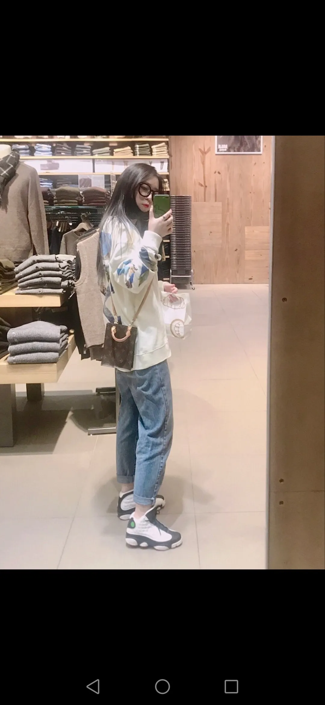 ♻️💯Upper body reference model picture❤️Top tested version OFF WHITE OW timeless classic Monet oil painting watercolor graffiti hooded zipper pure cotton loose loose men and women couples same style round neck sweatshirt overseas hot style, star same style upper body, classic and beautiful oil painting style! World treasures, top famous paintings, walking works of art!  A good product starts with the fabric of the clothes. Our fabrics are pre-shrunk with epoxy water before leaving the fabric factory. After the fabrics are dried, they will have a light fragrance. Who can do this? The printing uses an imported 16-head white ink color drawing integrated direct printing machine + discharge dyeing process, which is completely consistent with zip. It effectively guarantees the perfect printing texture and visual effect. The multi-layered hollow points in the printing pattern are all manually modified, and the alignment is consistent to identify the first eye-catching point.   From the beginning of 2019 to now, a total of 100,000+ have been shipped. It can be said that this model is made to perfection. The basic purchase price for foreign purchasing agents is 50+, and the repurchase rate is 100%. The details, fabrics, and printing can be said to be completely restored, a true top version!  Let’s talk about the reason for 100,000+ sales! First, you can see the products we make, and all the identification details are in place. 1. The 4 hollow points on the printed character hat are identification details. During the scan, many manual modifications were required, and a hollow point was exposed, which was a fake at first glance. This is hollow, not black dot printing. 2. Printing is a combined process of discharge dyeing + direct injection! Both the black and white prints can be pulled apart, and the prints will not be damaged by loosening and rebounding. The dye is completely integrated into the fabric. 3. The fabric is 480 grams of custom-dyed fish scale terry cotton fabric, which has an excellent hand feel. 4. The collar label is embossed and has a hand-feeling effect! Definitely not an embroidery label, nor a blue label. 5. The tag rope is hung vertically from the collar. The rope is 120CM long, not a side rope. It is full of details. 6. Details, the main picture is actually shot. If you are worried about what you have seen, you can directly compare it with the pictures of my home and the official website. Fearless of all comparisons. 7. Customized pull tabs with engravings and hat rope bells with engravings! These are the details of the identification.   Size: XS-L Color: Black Off-White P:360